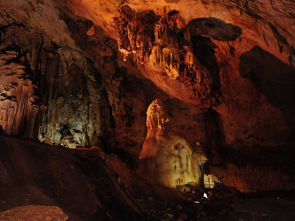 Самая привлекательная и посещаемая Мраморная пещера