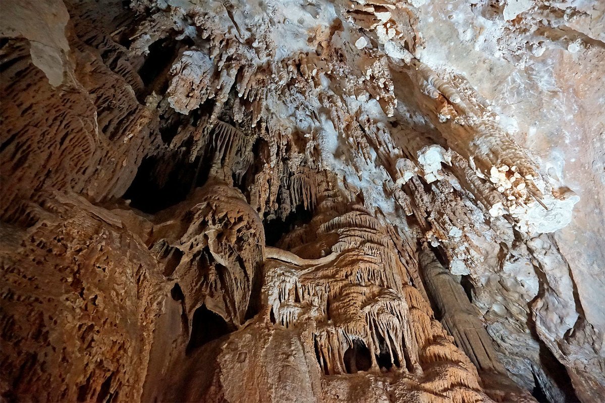 Самая привлекательная и посещаемая Мраморная пещера